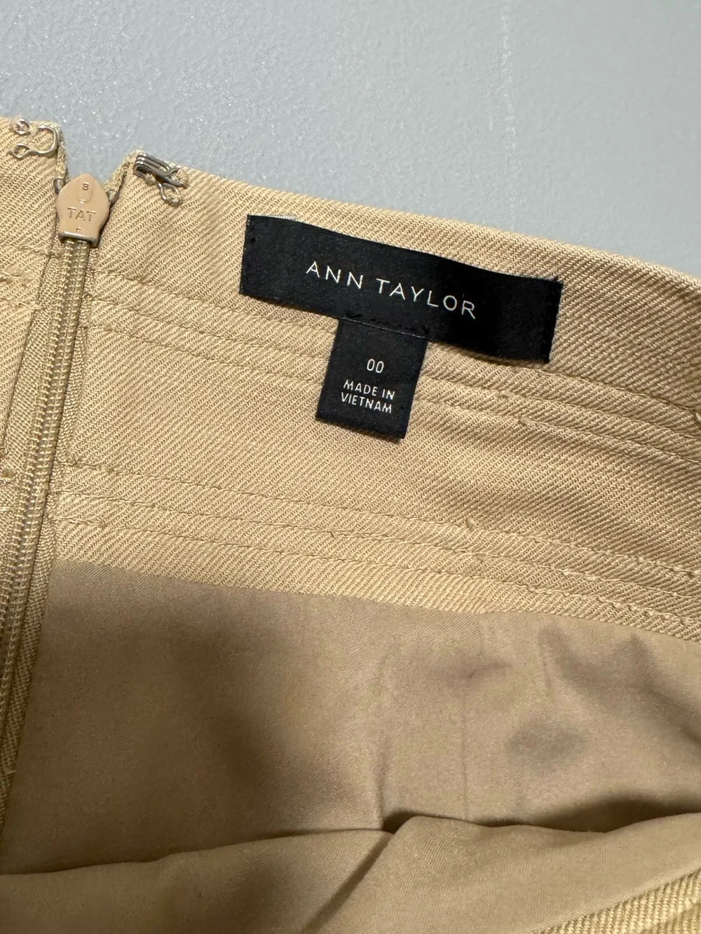 Ann Taylor Tan Pencil Skirt Size 00 - Picture 6 of 8